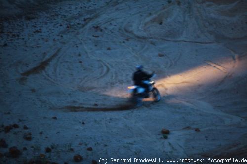 Motorcrossfahrer im Lebensraum vom Uhu