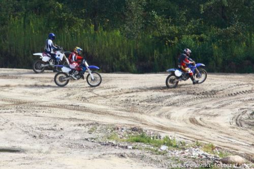 Motorcrossfahrer im Lebensraum vom Uhu (Bubo bubo)